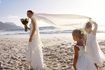Mariée Avec les filles de fleurs sur la plage