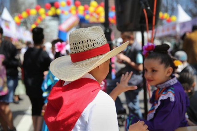 Deux enfants vêtus de costumes historiques lors d'un festival.