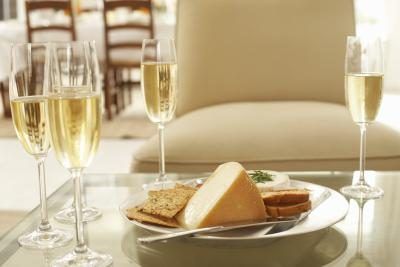 Verres de vin blanc sur une table par le fromage.