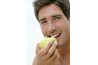 Homme mangeant une pomme