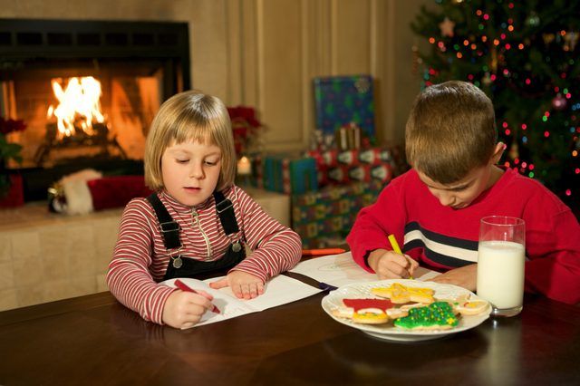 Créer un environnement festif confortable pour enfants pendant qu'ils écrivent des lettres au Père.
