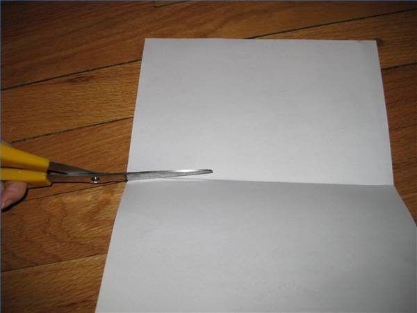 Couper des encoches dans le premier morceau de papier.