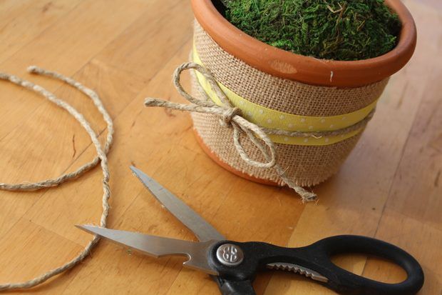 Enroulez une corde de jute autour de votre ruban coloré, et le fixer avec un nœud décoratif.