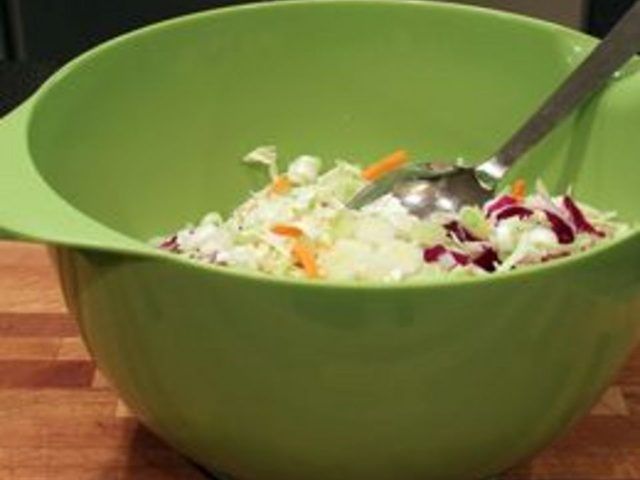 Comment faire une salade de nouilles Ramen Oriental