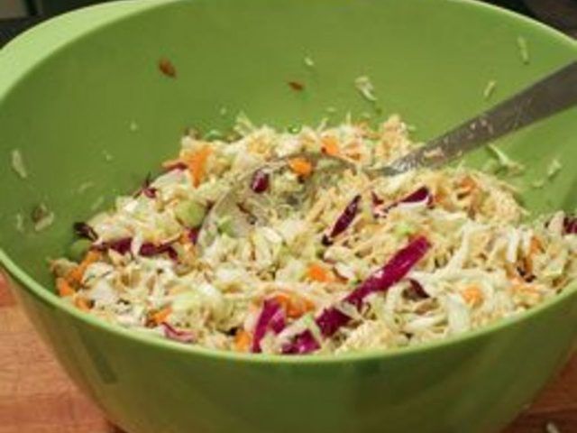 Comment faire une salade de nouilles Ramen Oriental
