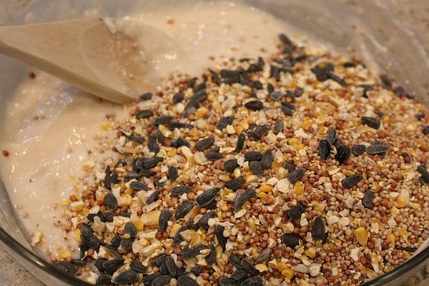 Flour aide lier le mélange de graines pour oiseaux.
