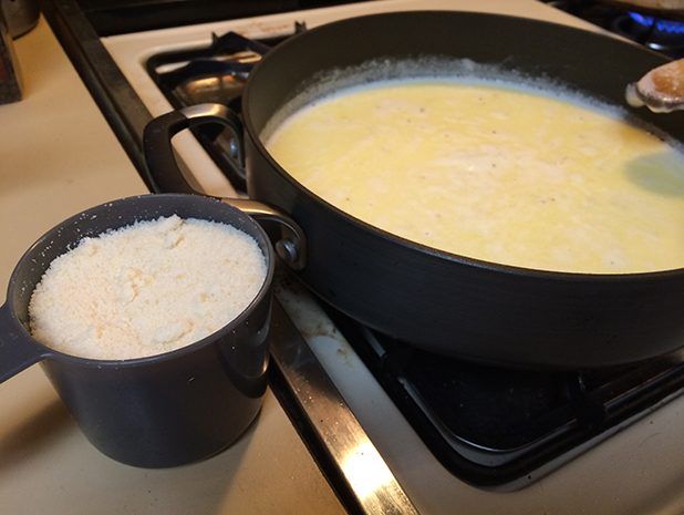 Ajouter le parmesan à la crème et le beurre