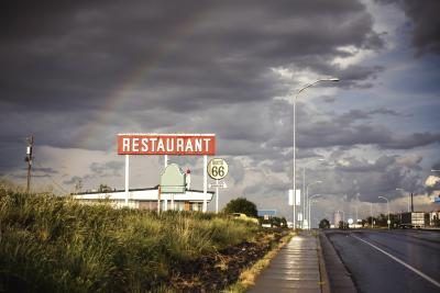 Grande enseigne de restaurants le long de l'autoroute