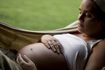 Une jeune femme enceinte se détend dans un hamac.