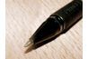 Utilisez la pointe d'un stylo pour appuyer sur le bouton de réinitialisation.