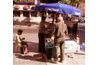 Vendeur de hot dogs à Miami sert le public sur le trottoir.