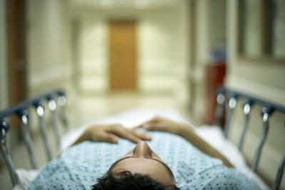 Patient allongé sur le brancard hôpital