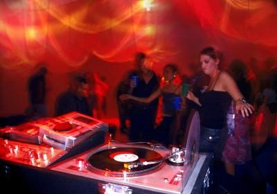 Club et DJs mobiles payer à l'heure ou un taux fixe pour des concerts ou des événements du club