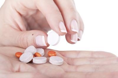 Les analgésiques peuvent être prescrits puisque la cause est inconnue.