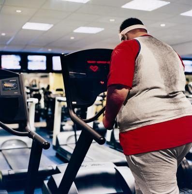 Man visualisation moniteur cardiaque sur la machine d'exercice