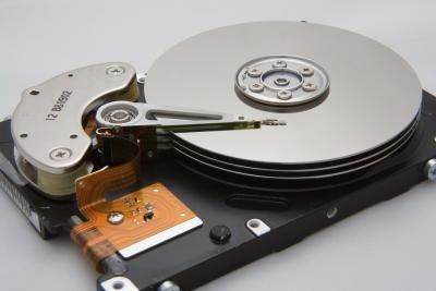Le disque dur offre le stockage permanent d'information.