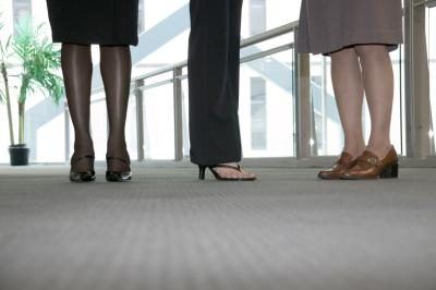 Comme une question de confort, les femmes devraient porter des chaussures à talons bas, puisque les employés passent beaucoup de temps à marcher et debout.