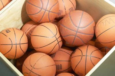 Basketballs dans bin