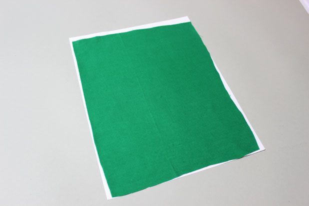 Coupez le tissu et le placer sur le papier