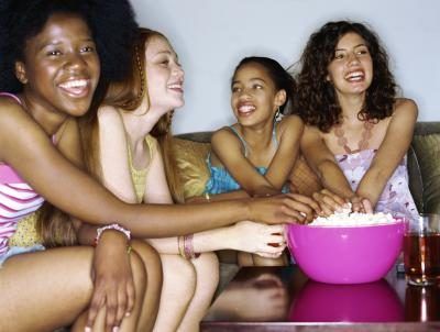 Soirée cinéma est un moyen amusant pour la fille d'anniversaire se lier avec ses amis.