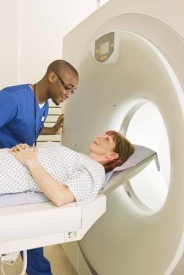 tech et patient au PET scan