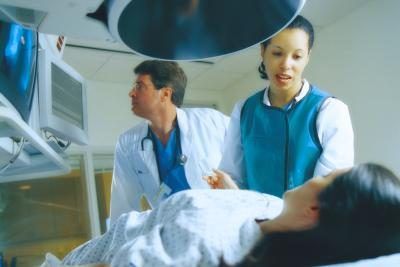 Techniciens IRM avec le patient