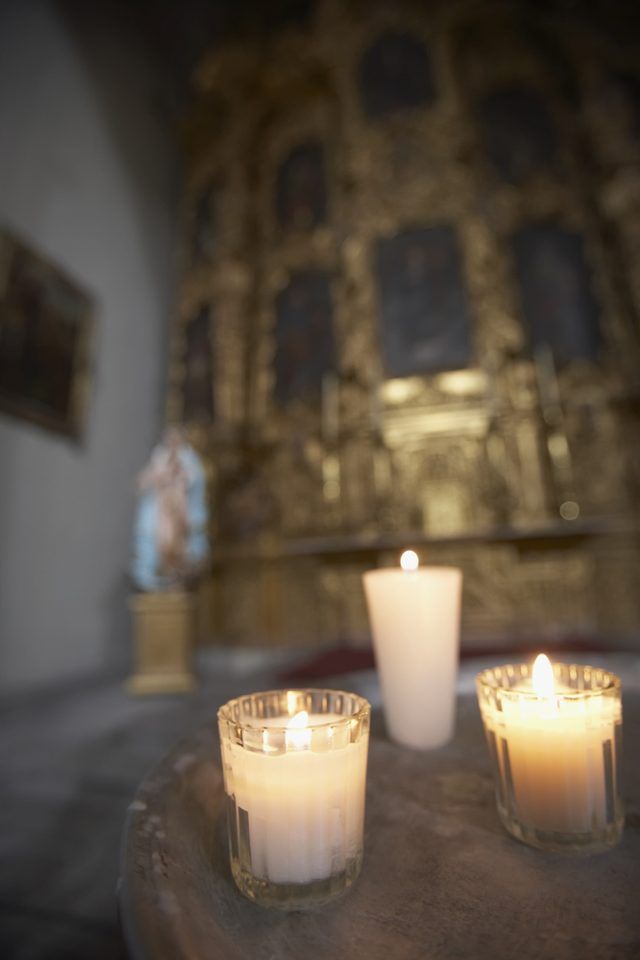 Sponsors Bougie Présents et allumer des bougies les conduit à la lumière du Christ Comme Un couple Nouveau.