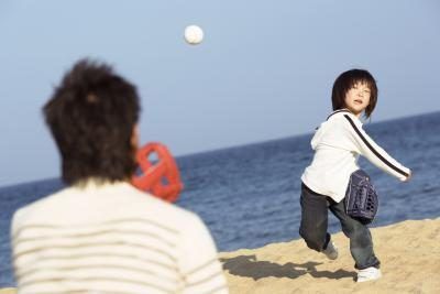 Jeune garçon jetant baseball à son père
