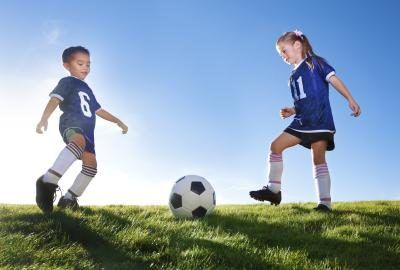 Garçon et fille jouant au soccer