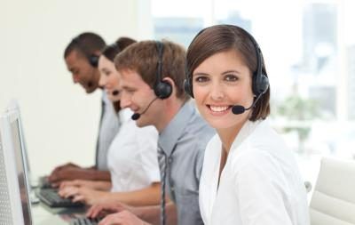 Certains commis de réservation travaillent dans les centres d'appels et seulement interagissent avec les clients par e-mail ou par téléphone.