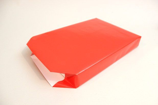 Enveloppez votre boîte dans du papier rouge.