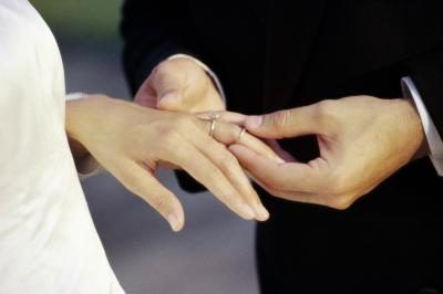 Adventistes du Septième Jour ne Échanger des anneaux de mariage LORs de la cérémonie.