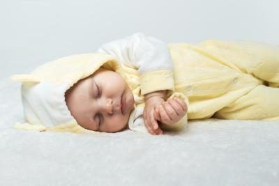 Tourner un bébé à son côté pendant qu'il dort.