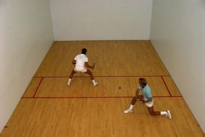 Hommes jouant au racquetball