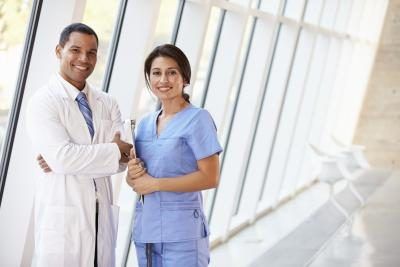 Si l'employé est un technicien ou un médecin, il doit porter le manteau ou gommages médical approprié.