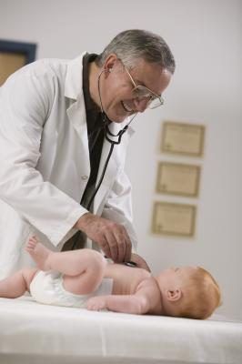 Médecin examinant un enfant