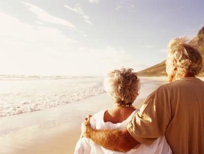 Couple d'âge mûr marcher sur la plage