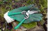 Porter des gants lors de l'élagage pour éviter les coupures de bords de feuilles pointues.