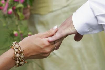 Mains avec des anneaux de mariage.