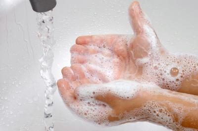 Un jeune enfant se laver les mains correctement
