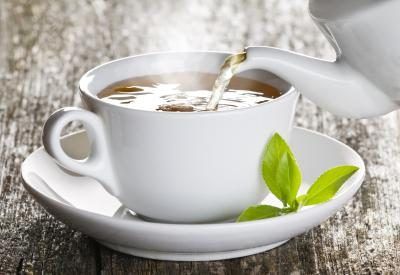 Le thé vert possède des propriétés et des antioxydants de la combustion des graisses.