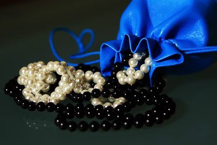 Perles blanches ou roses sont d'Eve's tears- black pearls from Adam's, legends say.