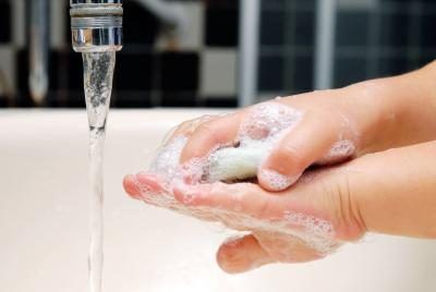 se laver les mains de tout-petits