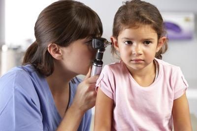 pédiatre regardant dans enfant's ear