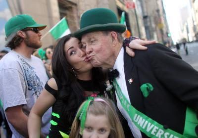 Fêtards célèbrent la Saint-Patrick's Day at a parade in New York City.