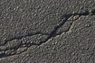 Worn, de l'asphalte légèrement fissurée peut être réparé avec une surfaceuse asphalte.