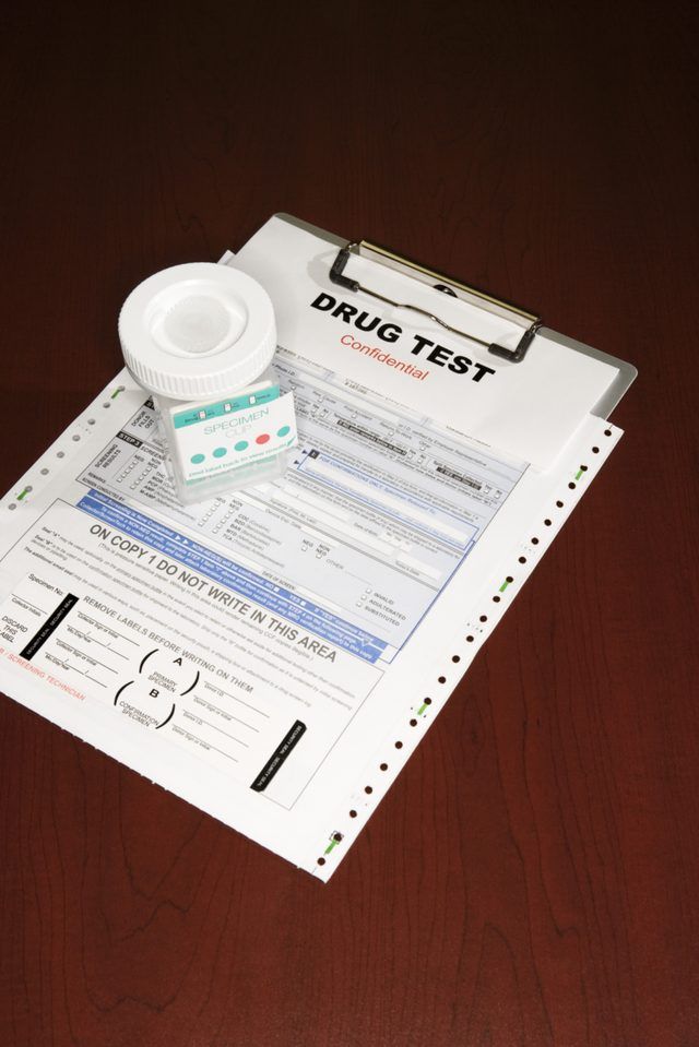 Les sujets des tests fournissent un nouvel échantillon d'urine, généralement donné à une installation d'essai.