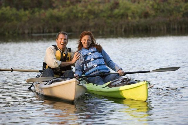 Couple kayak sur l'eau.