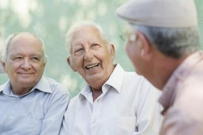 Les hommes âgés de rire