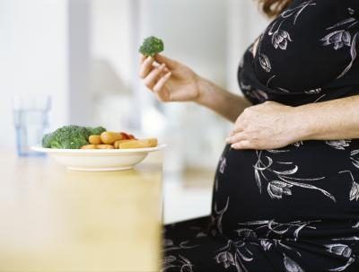 Une femme enceinte de manger du brocoli